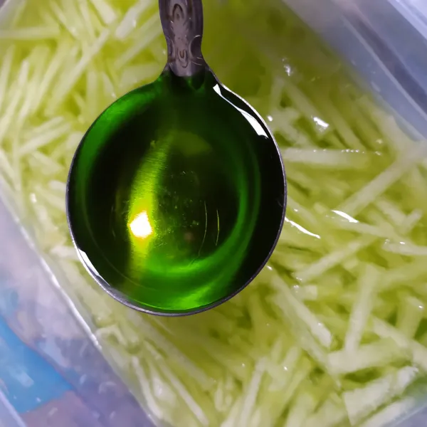 Tuangi air bersih dan sirup melon. Aduk rata.