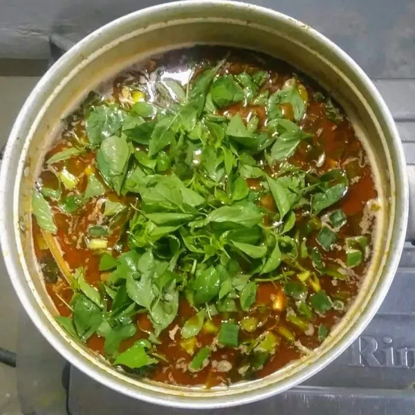 Masukkan daun bawang dan daun kemangi, aduk-aduk sebentar, angkat dan sajikan