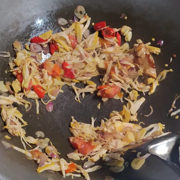 Tumis bumbu iris dengan secukupnya minyak sayur hingga harum. Masukkan ayam suwir, tumis sebentar.