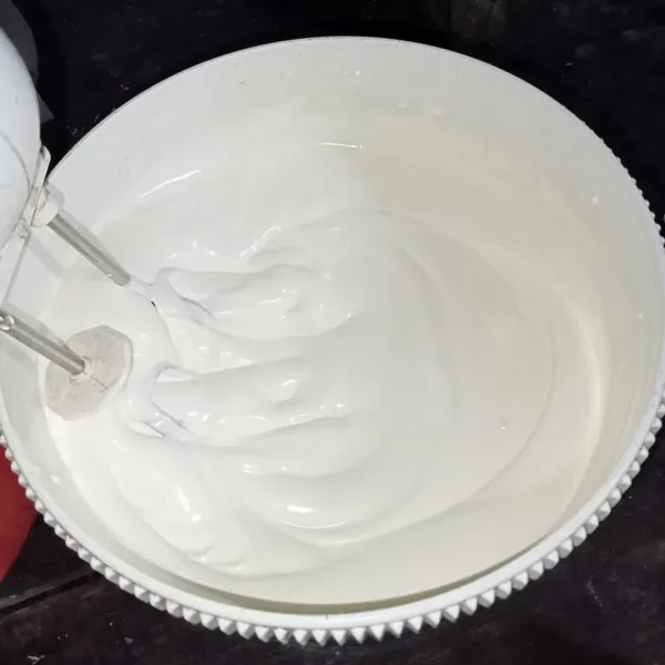 Kocok telur, gula pasir dan SP dengan speed tinggi hingga mengembang putih kental berjejak.