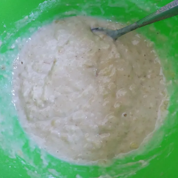 Masukkan terigu, garam, gula, susu bubuk dan kental manis aduk hingga tercampur rata.