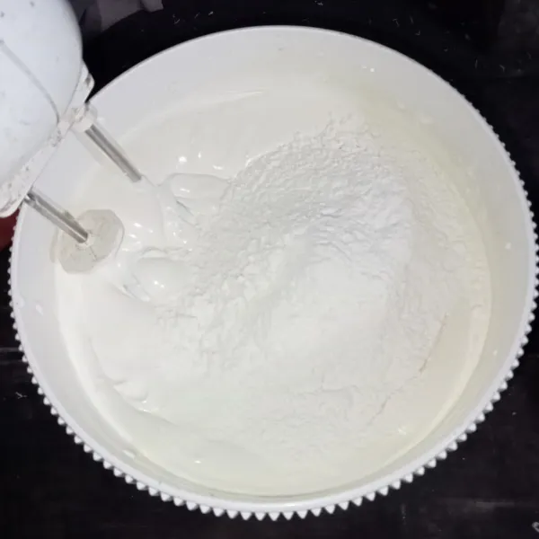 Turunkan speed mixer jadi yang paling rendah, masukkan terigu dan susu bubuk, lalu kocok sebentar asal tercampur saja.