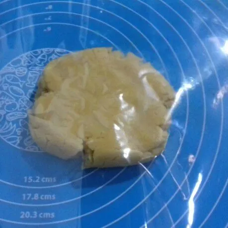 Ambil 1 bagian adonan untuk kue wafer cookies. Ambil sedikit adonan letakkan di alas plastik dan tutup dengan plastik. Tipiskan dengan roling pin.