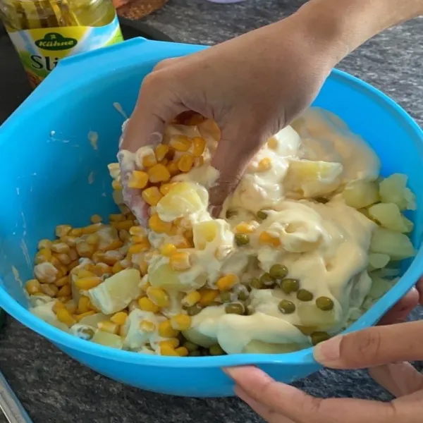 Masukkan kentang ke dalam mangkuk, masukkan mayones secukupnya sampai semua tercampur rata, kemudian masukkan garam dan lada hitam