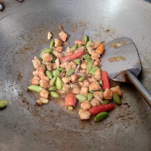 Masukkan juga cabe rawit utuh. Setelah bumbu meresap dan matang. Angkat.