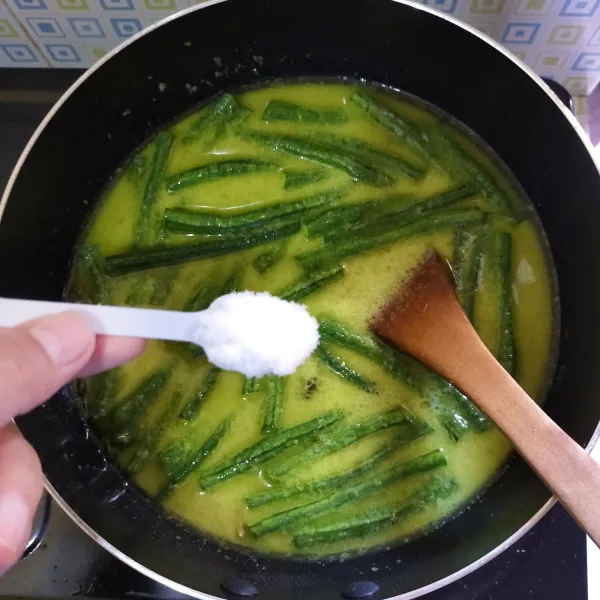 Lalu beri kaldu jamur dan garam.