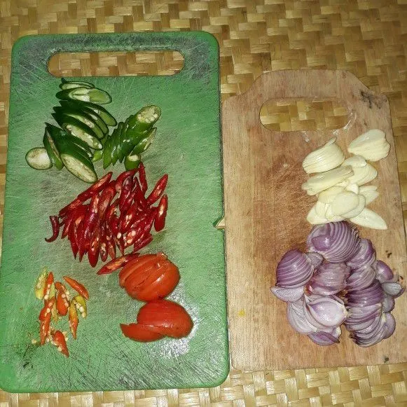 Iris-iris bawang merah, bawang putih, cabe, dan tomat.