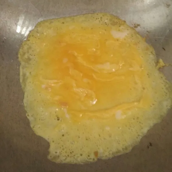 Buat dadaran, lakukan hingga semua adonan habis kemudian iris tips telur, sajikan mie goreng dengan taburan telur dadar dan bawang merah goreng.