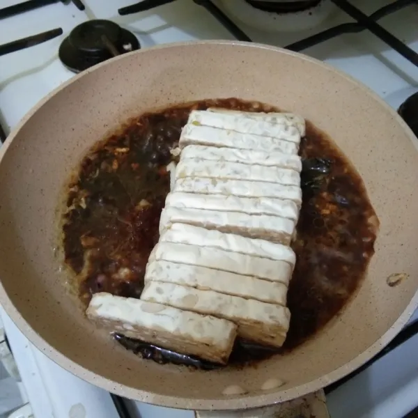 Masukan irisan tempe, aduk rata