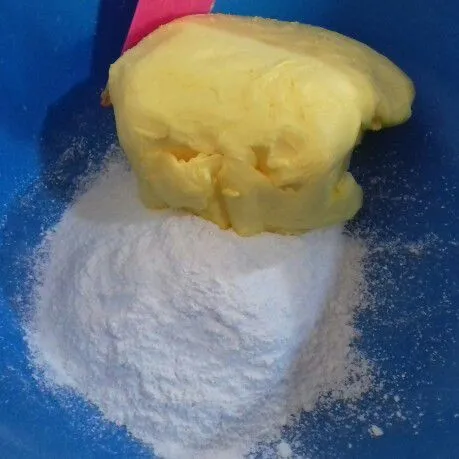 Campur margarin dan gula halus. Kocok dengan mixer kecepatan rendah 1-2 menit saja asal rata.