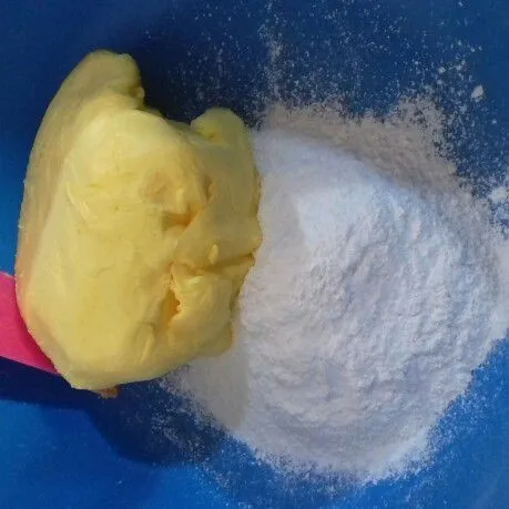 Campur margarin dan gula halus.