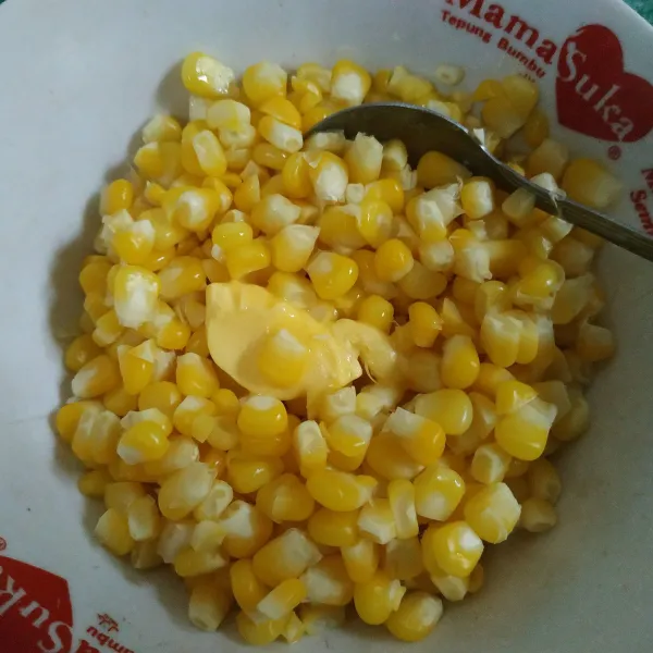 Pindahkan jagung ke dalam mangkuk selagi masih panas, tambahkan margarin aduk rata.