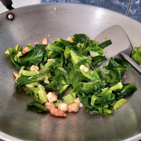 Setelah air asat, beri garam, kaldu jamur dan saos teriyaki. Setelah bumbu meresap dan matang, angkat, sajikan.