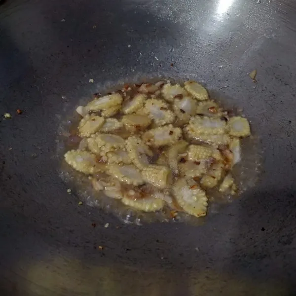 Kemudian masukkan putren. Tuang secukupnya, masak selama 3 menitan.