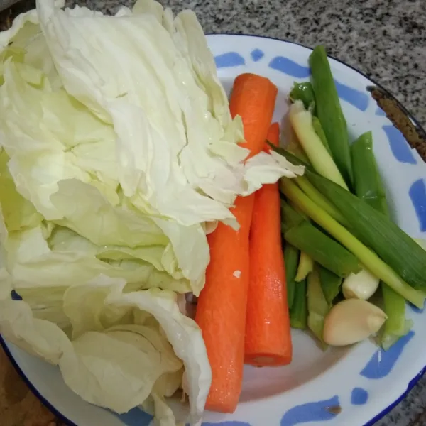 Cuci bersih kol, wortel, bawang daun dan bawang putih, tiriskan