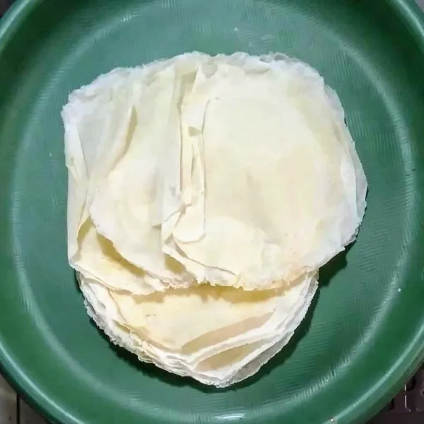 Siapkan kulit lumpia.