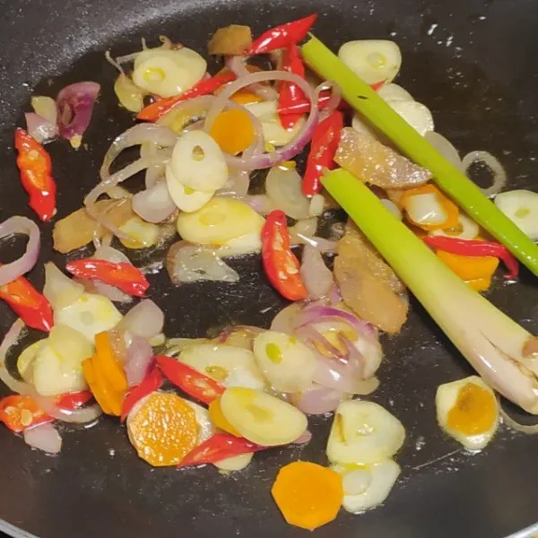 Didihkan air. Panaskan margarin, tumis bumbu iris hingga harum.