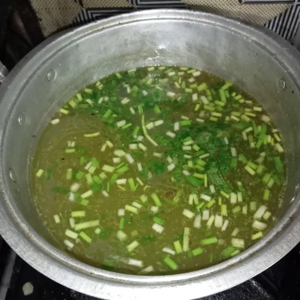 Angkat ayam dari panci, lalu masukkan daun bawang dan seledri, icip rasanya dan matikan kompor.