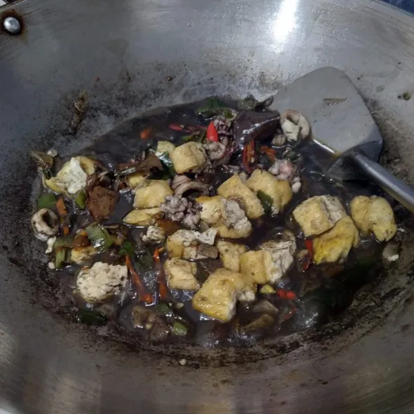 Terakhir masukkan tahu goreng. Aduk rata. Kemudian angkat, siap disajikan.
