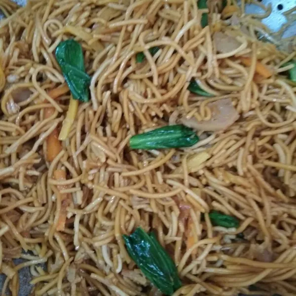 Bumbui dengan saos tiram, minyak wijen, gula pasir, lada bubuk dan garam, aduk rata, koreksi rasa.