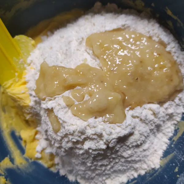 Masukkan tepung terigu dan pisang halus. Aduk rata menggunakan spatula.