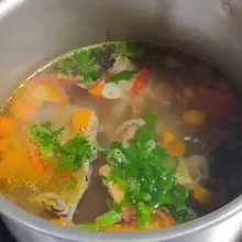 Menjelang diangkat masukkan irisan tomat, daun bawang dan seledri. Aduk rata. Matikan api.