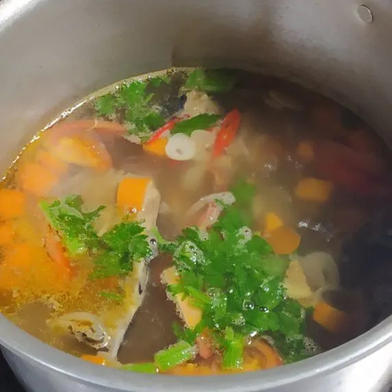 Menjelang diangkat masukkan irisan tomat, daun bawang dan seledri. Aduk rata. Matikan api.