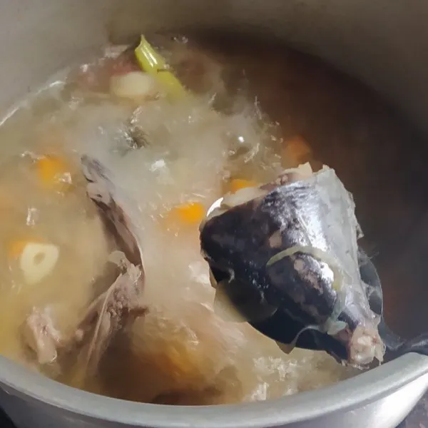 Masukkan ikan tuna, bumbui dengan garam halus, merica bubuk, gula pasir dan kaldu bubuk. Aduk rata. Masak hingga ikan matang. Koreksi rasanya.