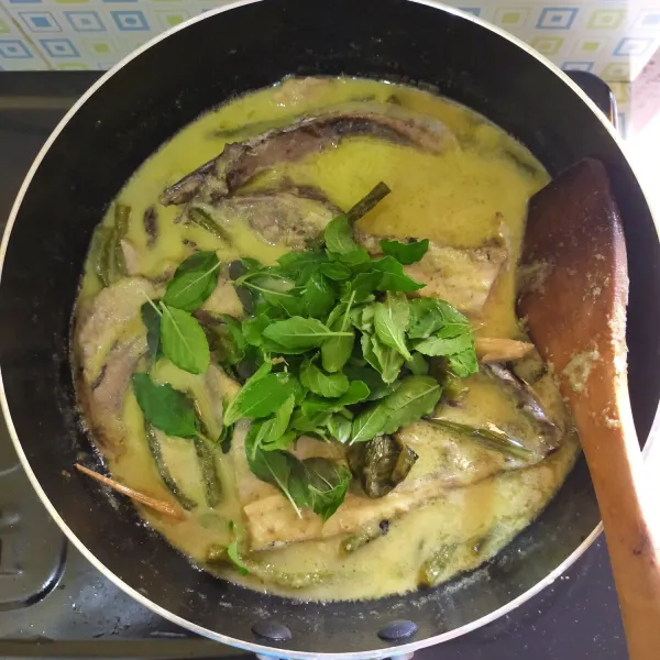 Lalu masukkan daun ruku-ruku.