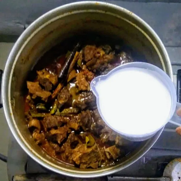 Tambahkan santan, masak sampai tanak