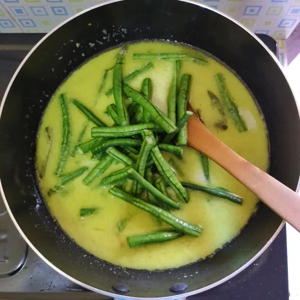 Masukkan kacang panjang.