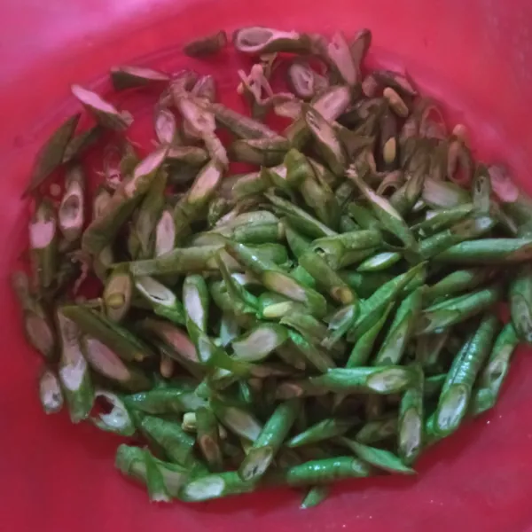 Cuci bersih kacang panjang lalu potong menyerong kacang panjang.