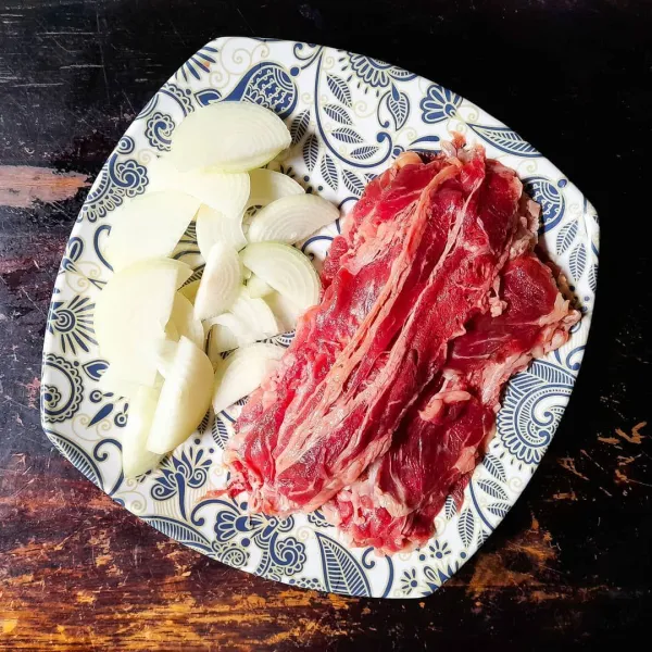 Persiapkan daging dan bawang bombay, bila tidak ada daging sapi teman-teman juga bisa pakai daging ayam.