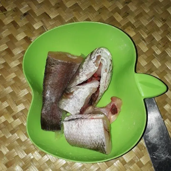 Bersihkan ikan haruan dari sisik dan kotorannya, lalu cuci hingga bersih.