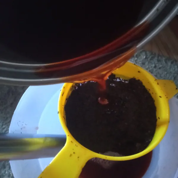 Saring teh, ulangi beberapa kali agar aroma, warna, dan rasa teh keluar dengan maksimal. Bersihkan panci dari sisa teh.