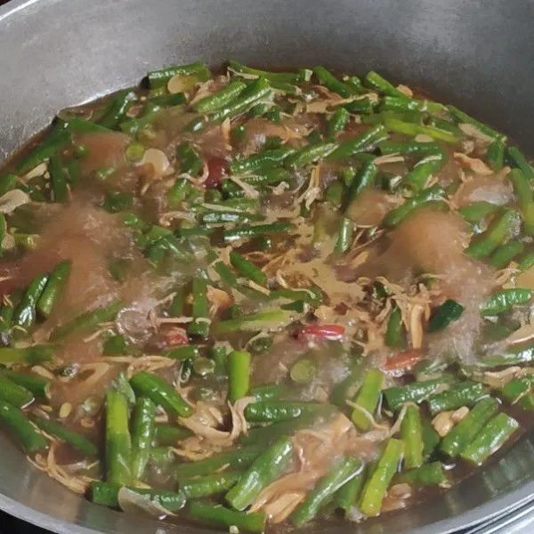 Masak hingga mendidih dan kacang panjang matang. Matikan api.