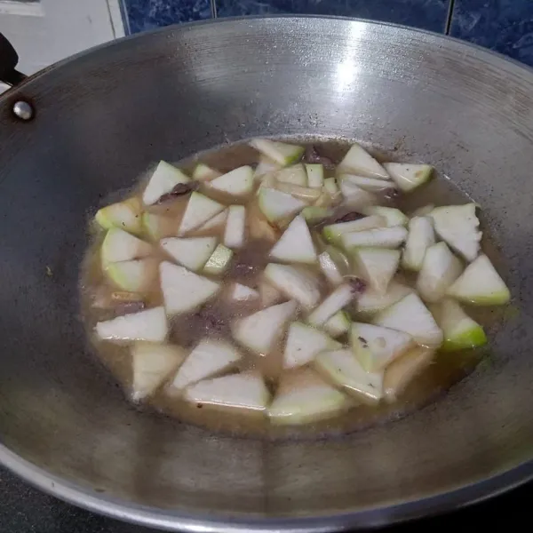 Lalu tuang secukupnya air. Masak sekitar 5 menit, tutup wajannya.