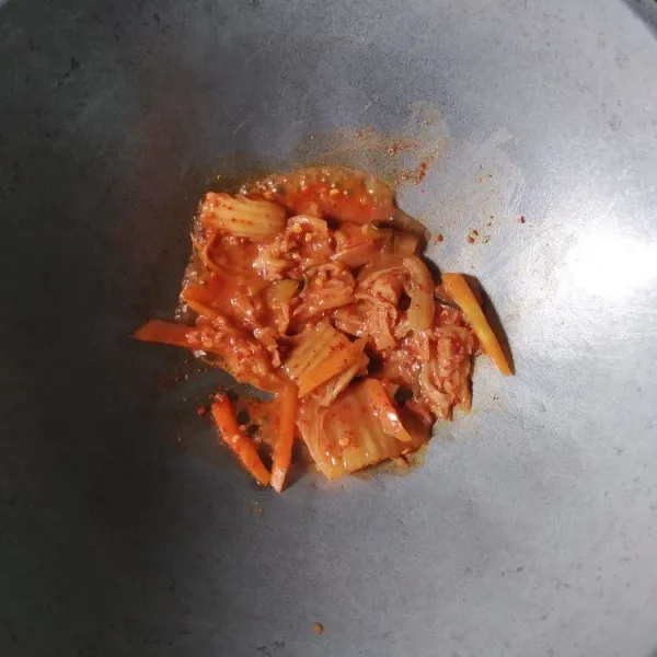 Tumis kimchi hingga agak kering, untuk sedikit mengurangi rasa asamnya