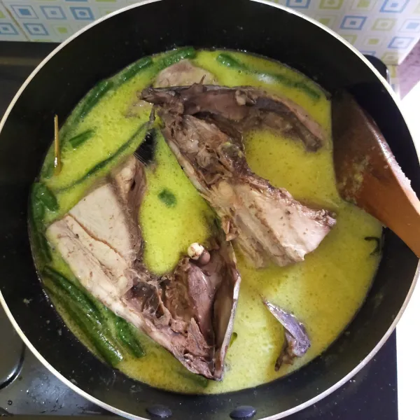 Kemudian masukkan kepala ikan tongkol.