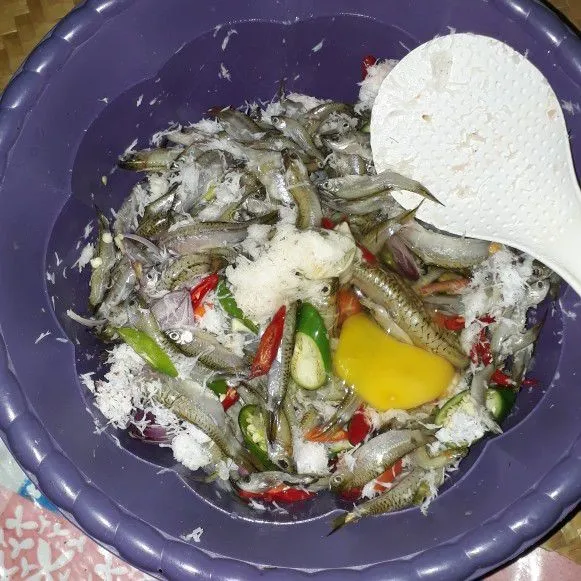 Tambahkan gula, garam, penyedap, dan telur, aduk hingga tercampur rata.
