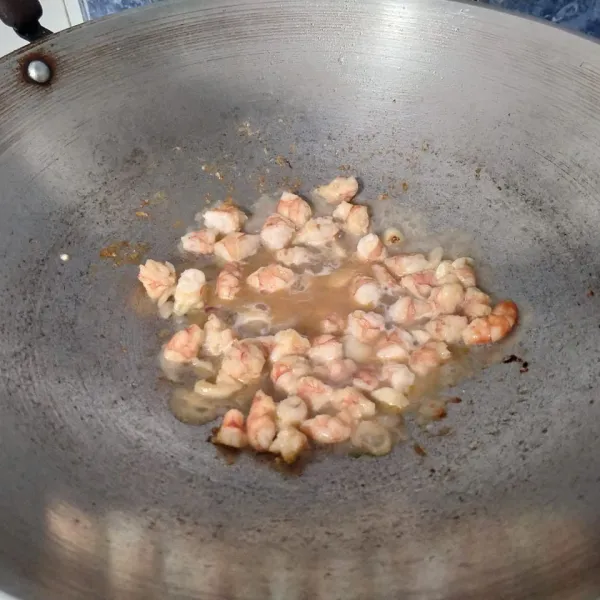 Kemudian masukkan udang. Aduk, sampai udang berubah warna. Lalu tuang secukupnya air.