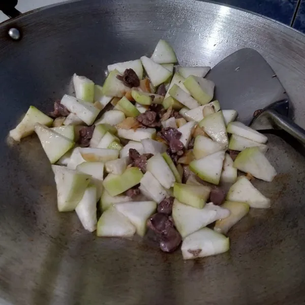 Kemudian masukkan labu. Aduk