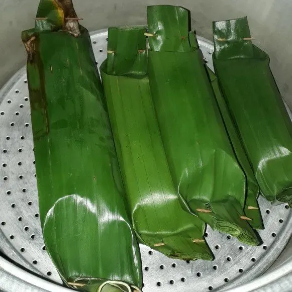 Kukus pais dalam kukusan yang telah dipanaskan. Kukus selama 30 menit atau sampai matang.
