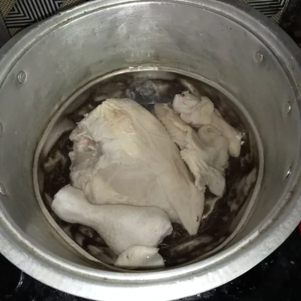 Didihkan air di panci, lalu masukkan ayam dan masak selama 3 menit.