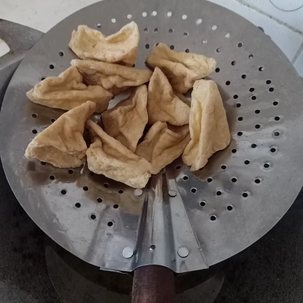 Goreng tahu sampai matang.