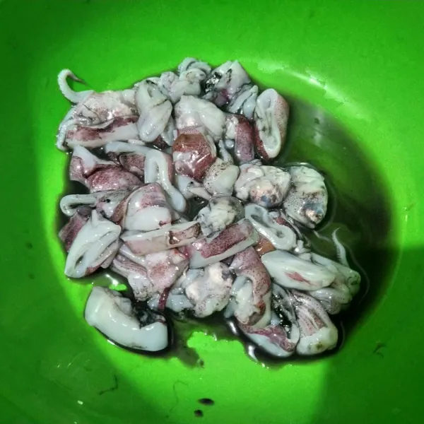 Bersihkan cumi, potong, lumuri jeruk nipis.