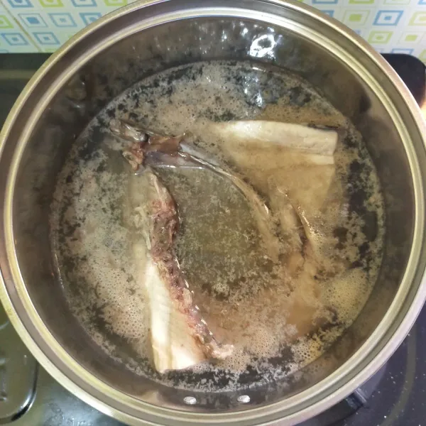 Rebus kepala tongkol sebentar, lalu angkat, kemudian cuci bersih.