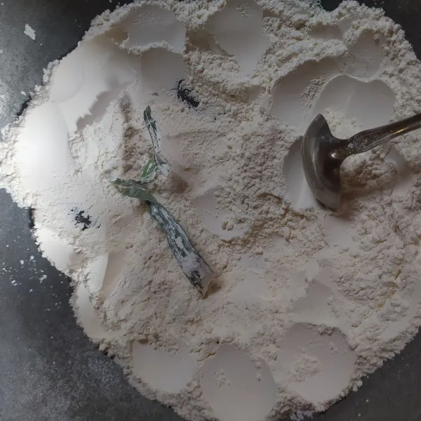 Tepung terigu disangrai, lalu diayak.