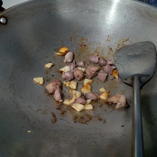 Tumis bawang putih hingga layu dan harum. Lalu masukkan ampela hati. Aduk.