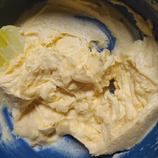 Mixer margarin, gula halus dan kuning telur dengan kecepatan rendah hingga creamy.